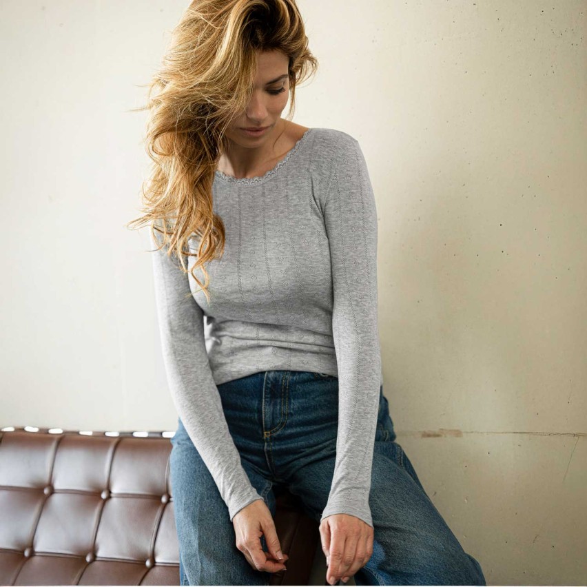 Maglia donna realizzata in tessuto a costine traforate con delicati cuoricini Admas 43495