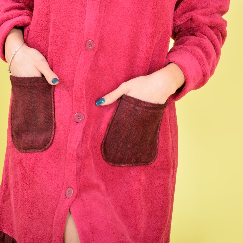 Vestaglia con bottoni e tasche in caldissimo coral rosso bordeaux Karel se3461