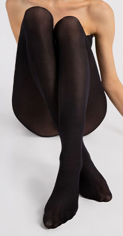 Collant semivelati neri indossati da modella seduta – Intimo e calze Intimorosa