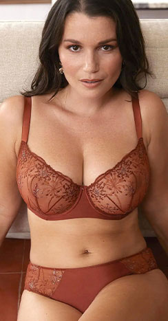 Reggiseno con ferretto contenitivo color rame indossato da modella curvy – Intimorosa